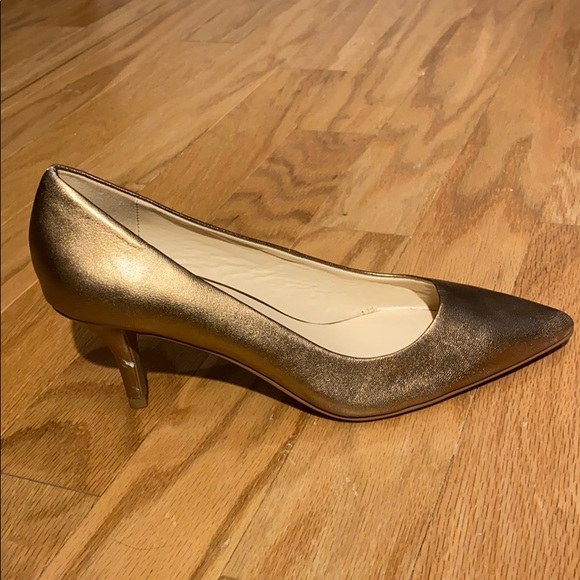 Isaac Mizrahi Live Jamie Gold Metallic Pumps - Picture 2 of 16